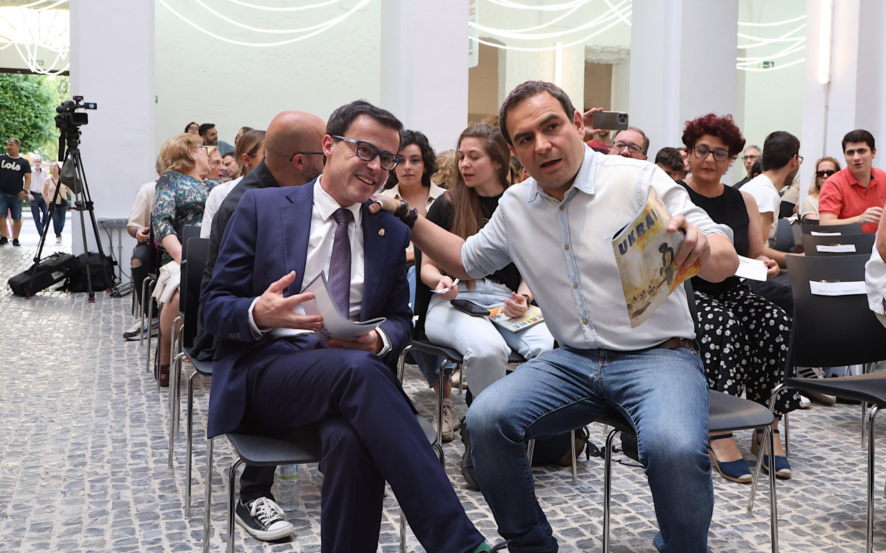 El presidente de la Diputación de Badajoz visita la exposición sobre la guerra de Ucrania del reportero Ángel Sastre